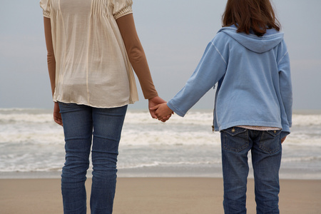 母女牵手背影图片