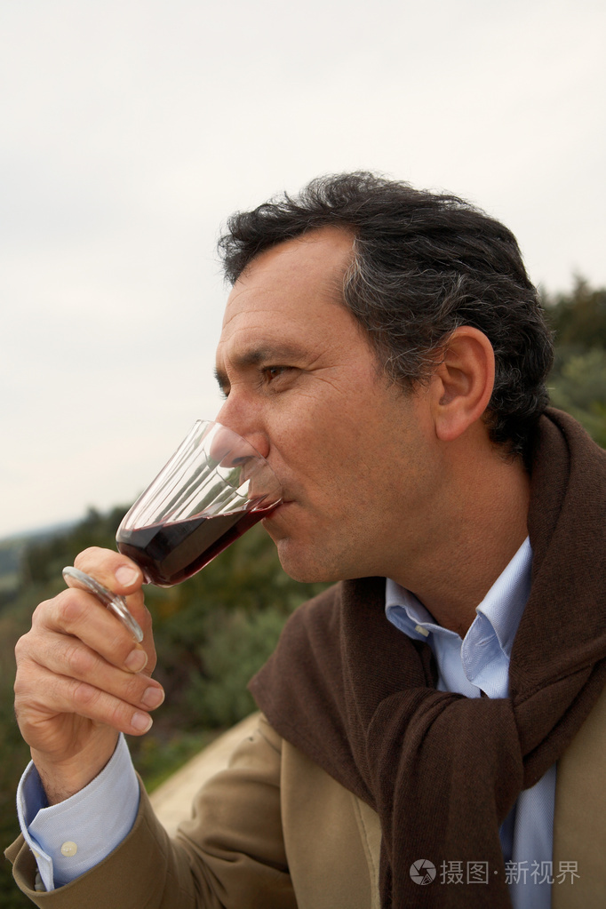 男人喝酒照片-正版商用图片0gq0xa-摄图新视界