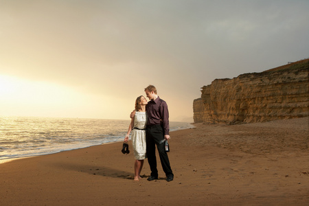 男人和女人在海滩上漫步照片
