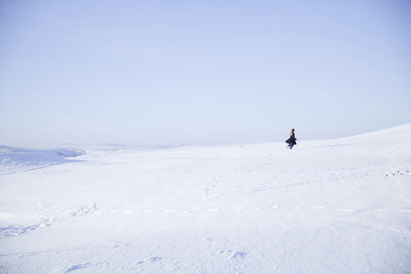 雪中孤独的人图片