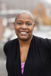 微笑的白发黑人女士照片