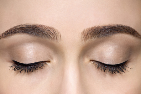 闭着眼睛的美女照片