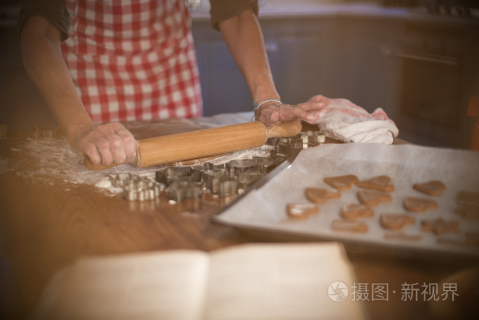 把肉桂和蜂蜜面团揉成饼干