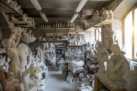 雕塑群艺术家工作室中的艺术雕塑群照片