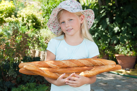 外国女孩抱着长棍面包图片