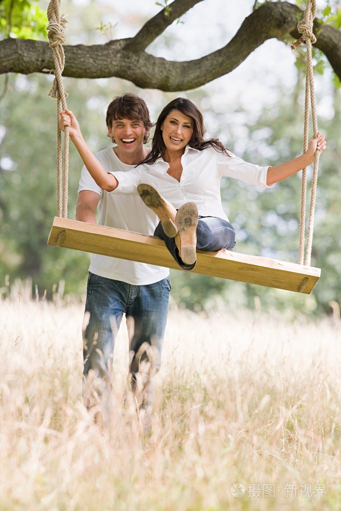 荡秋千的情侣