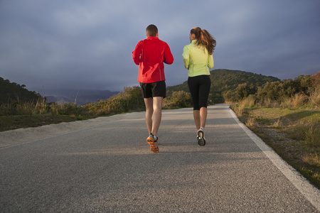 情侣跑步图片