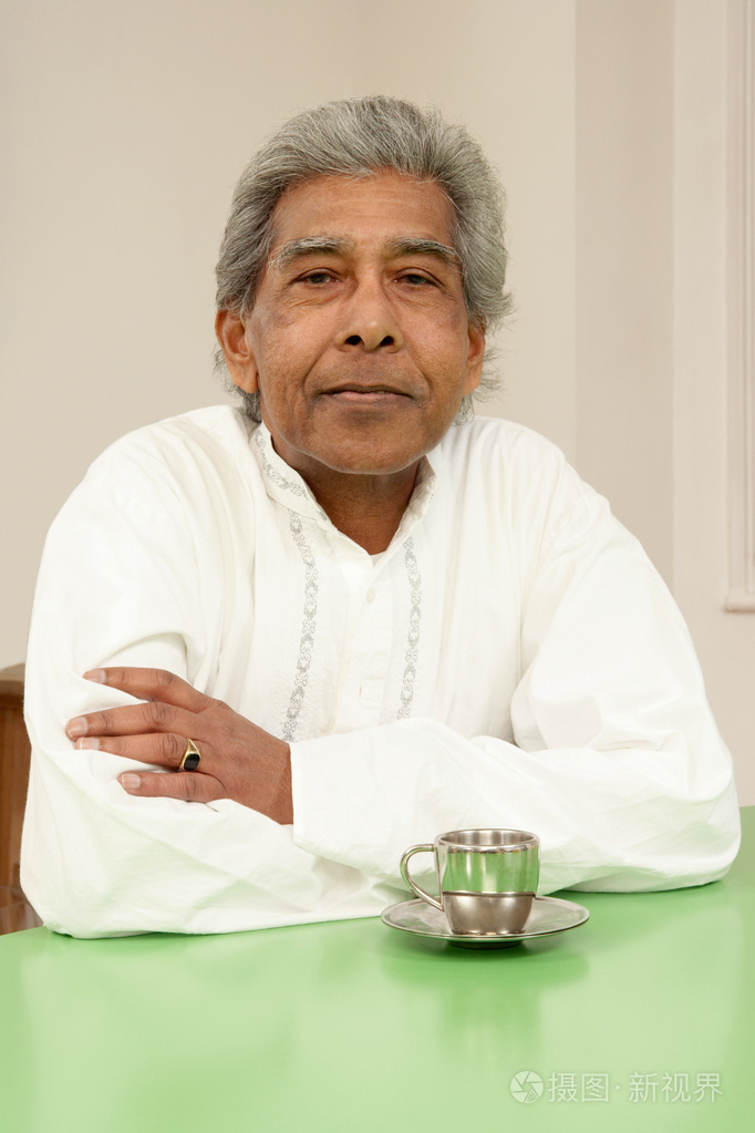 一个喝茶的老人