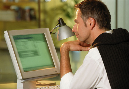 使用计算机的人观察笔记本电脑的宝宝手机商人在电脑前思考的男孩虹膜