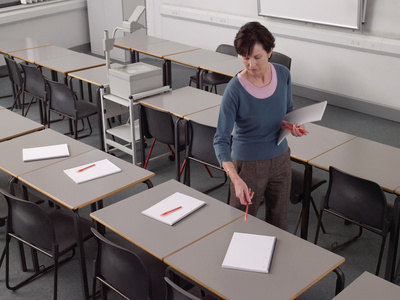 外国人上课准备上课的老师照片