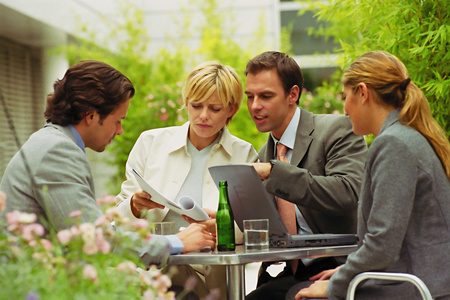 外国人讨论图片