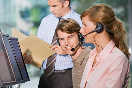 外国人客服呼叫中心工作人员照片