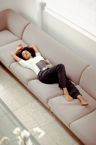 躺在沙发上睡觉的女孩照片