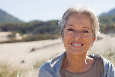 微笑的老妇人照片