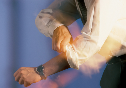 卷起袖子的男人照片