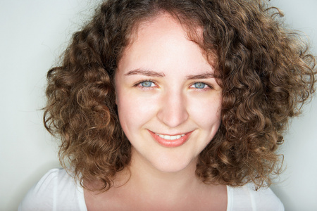 外国人卷发卷发的年轻女性照片