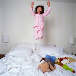 小孩在床上跳图片-小孩在床上跳素材-小孩在床上跳插画-摄图新视界