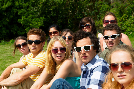 一群中年人图片