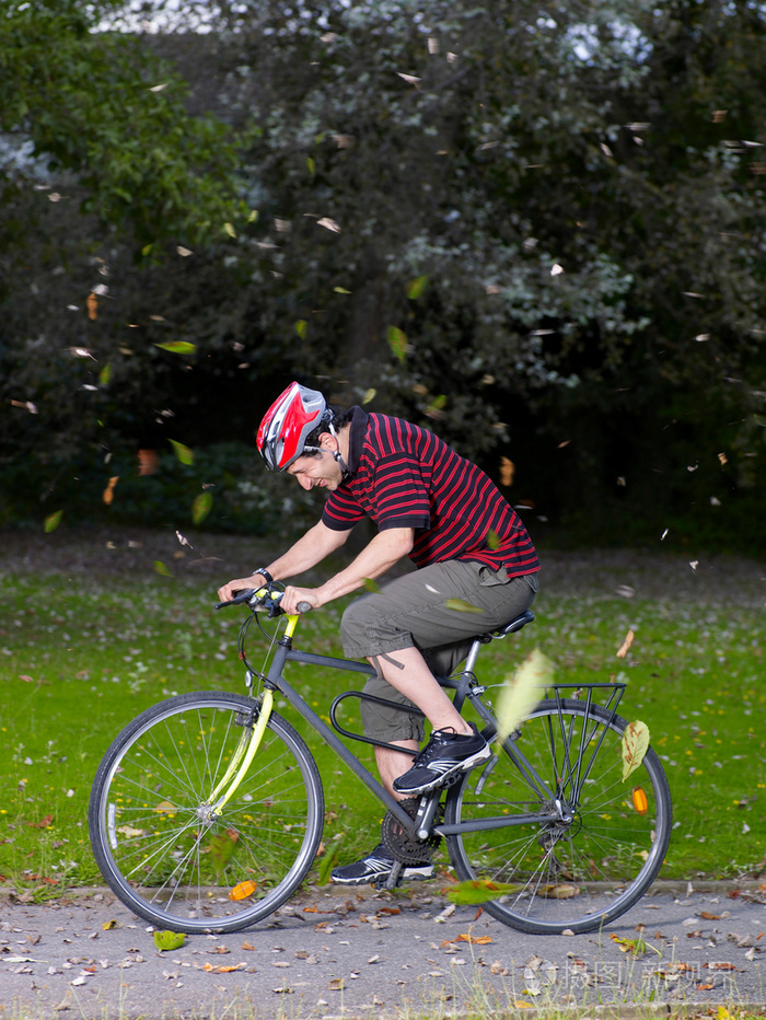 在风中骑车的人