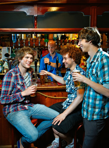 酒吧喝酒的男孩图片