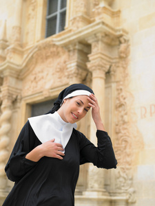 微笑的修女拿着圣经的女孩巴黎圣母院前的一对夫妇少女和父母