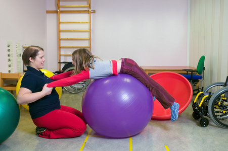 外国人健身练习健身球的女孩照片