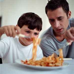 吃意大利面的父子照片