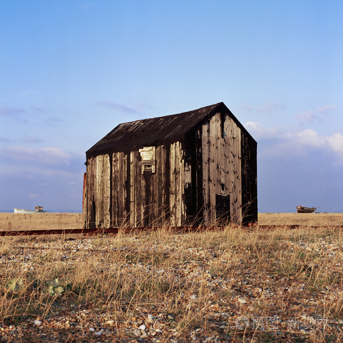 平原上破旧的棚屋