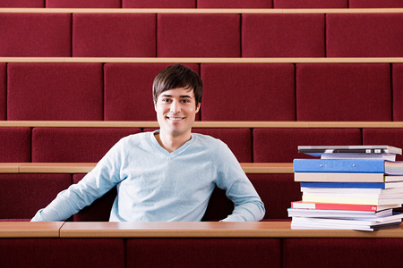 讲演厅的男学生照片