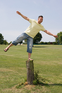 在绿色指南针上保持平衡图片
