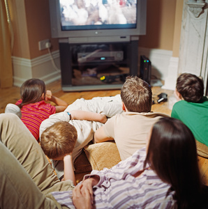 父亲和女儿看电视动画片图片