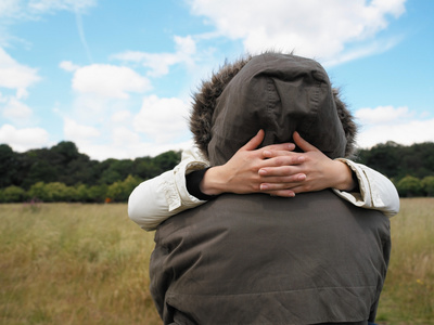 在公园拥抱的情侣照片