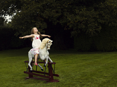 老年人在游乐场骑马旋转木马旋转木马上的孩子们可爱的亚洲小男孩骑着