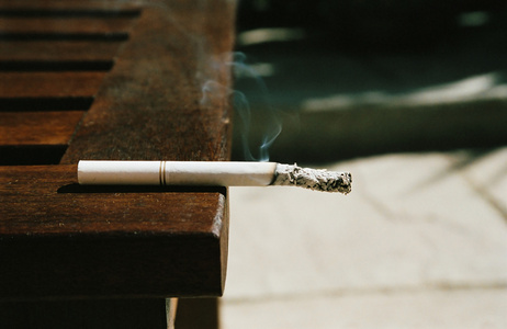 桌子边上的香烟照片