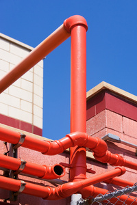 建筑物上的管道照片