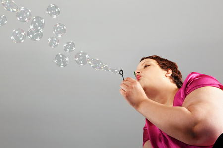 吹泡泡的人图片