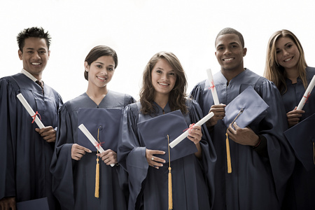 毕业生机房学生实验室化学系学生化学系学生在实验室观察液体应届毕业