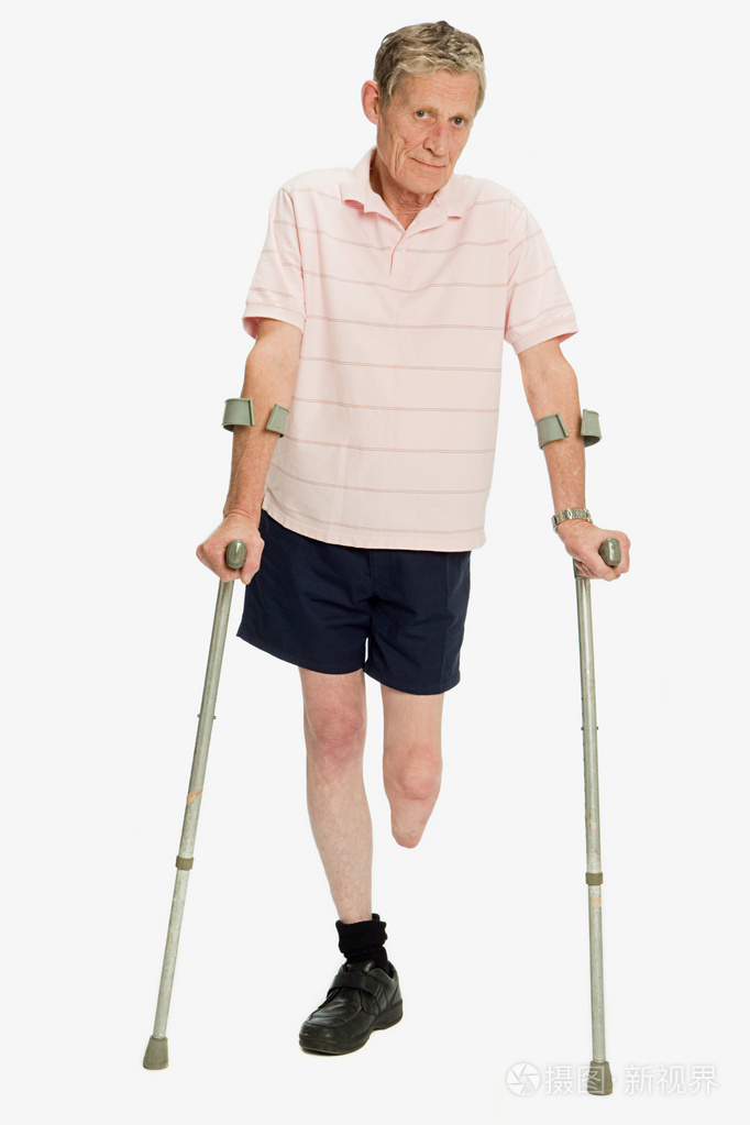 拄着拐杖的截肢男子