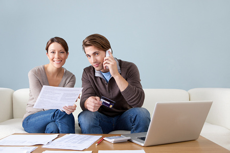 外国人用电脑年轻夫妇用电脑做文书工作照片