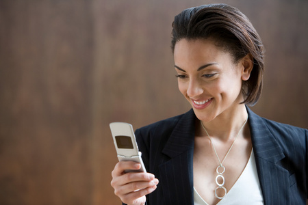 看手机的外国人图片