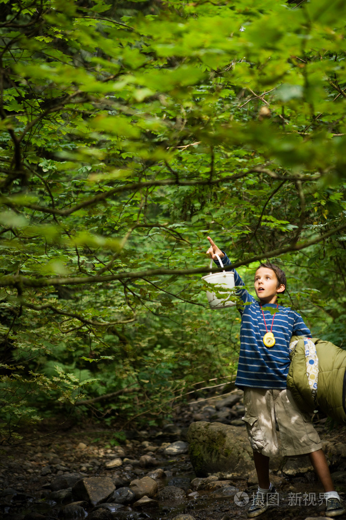 森林里的男孩