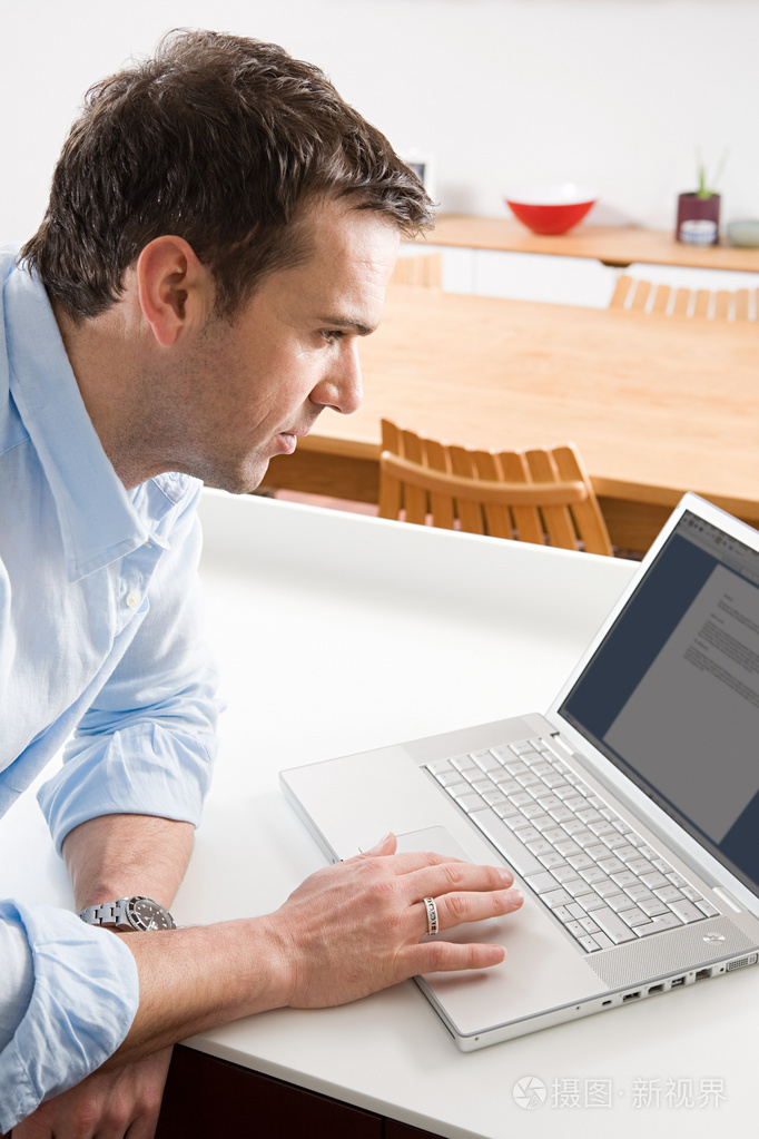 使用笔记本电脑的人