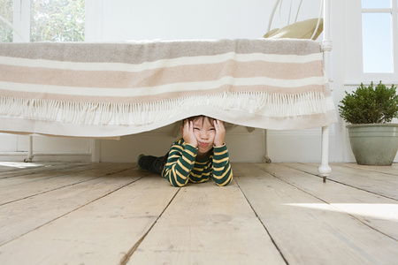 躲在床下的男孩照片