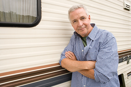 成熟男人和大篷车照片