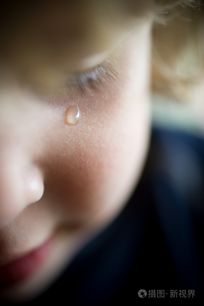 男孩哭,特写镜头照片-正版商用图片0gqjct-摄图新视界