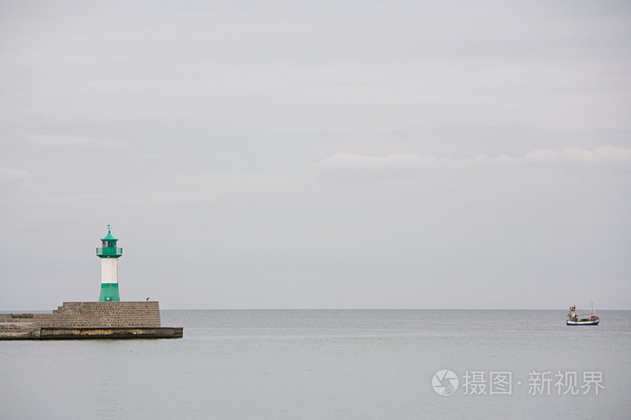 海上灯塔和船