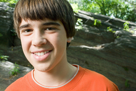 一个十几岁男孩的肖像照片