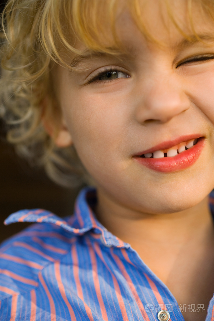 男孩眨眼的肖像