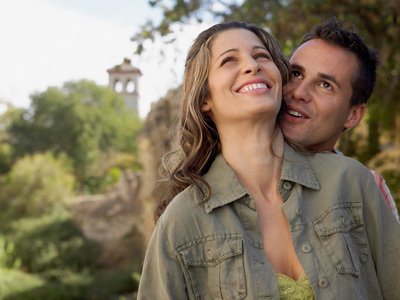 头靠在女人肩上的男人照片