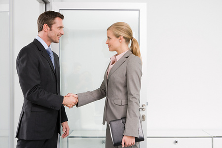 握手外国人图片